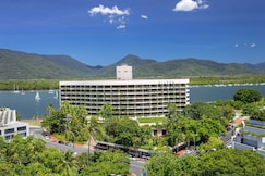 Hilton Cairns, Cairns